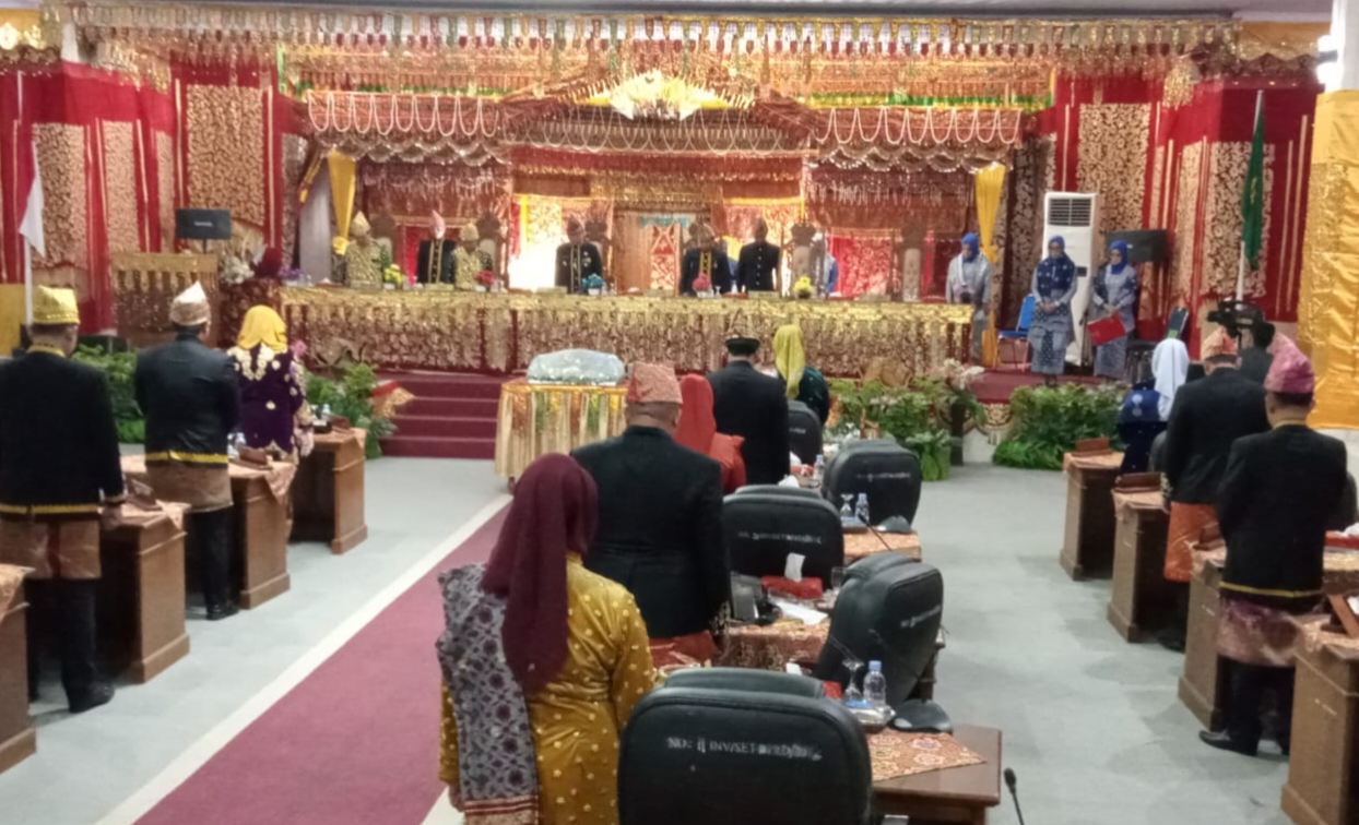 Paripurna Istimewa HUT Lebong, Bupati, Ketua DPRD Hingga Pejabat FKPD Kompak Kenakan Baju Adat