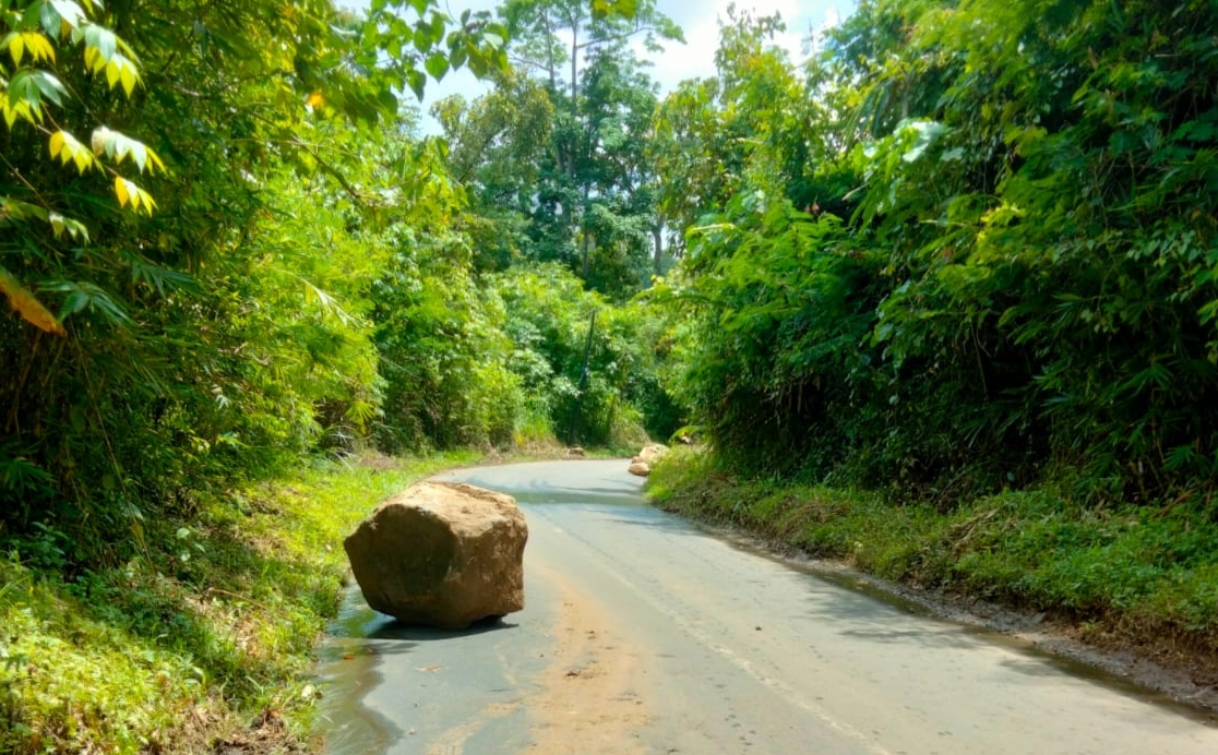 Akses Lebong-Curup Terganggu, Batu Besar Jatuh ke Jalan, Warga Diminta Waspada
