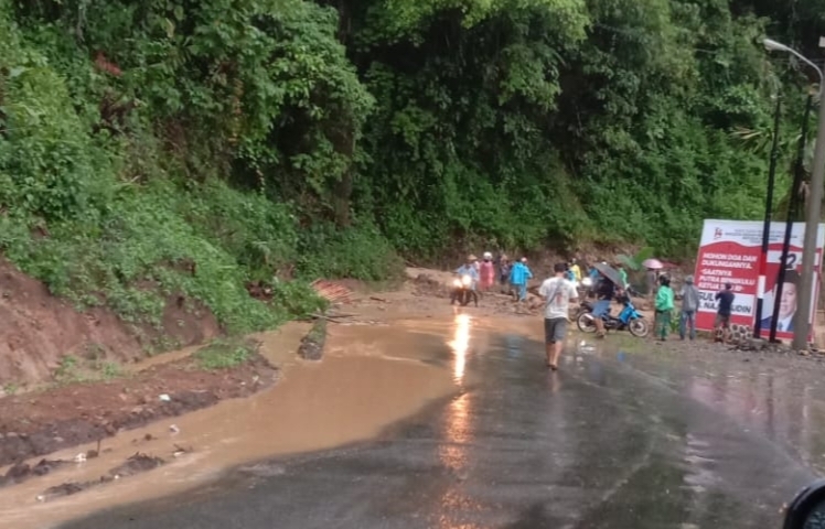 Air Bah dan Material Terjang Kawasan Pondok Lucuk, Jalur Curup-Lebong Lumpuh