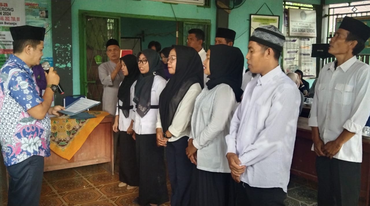 Pemerintah Desa Sungai Gerong, Lantik Perangkat Desa Baru Hasil Seleksi Pansel