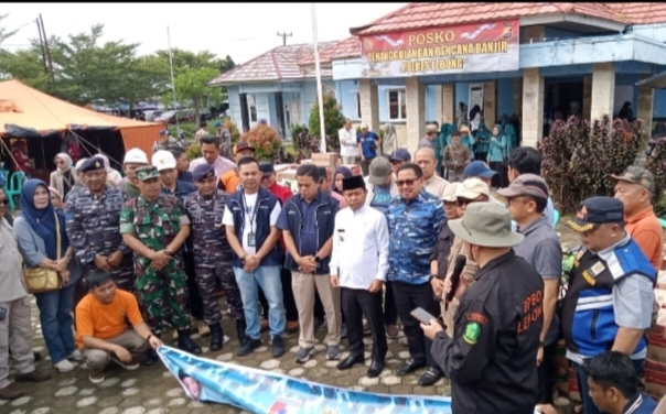 Mewakili Masyarakat Lebong, Bupati Terima Bantuan Logistik Pasca Banjir Dari Pj Walikota Bengkulu