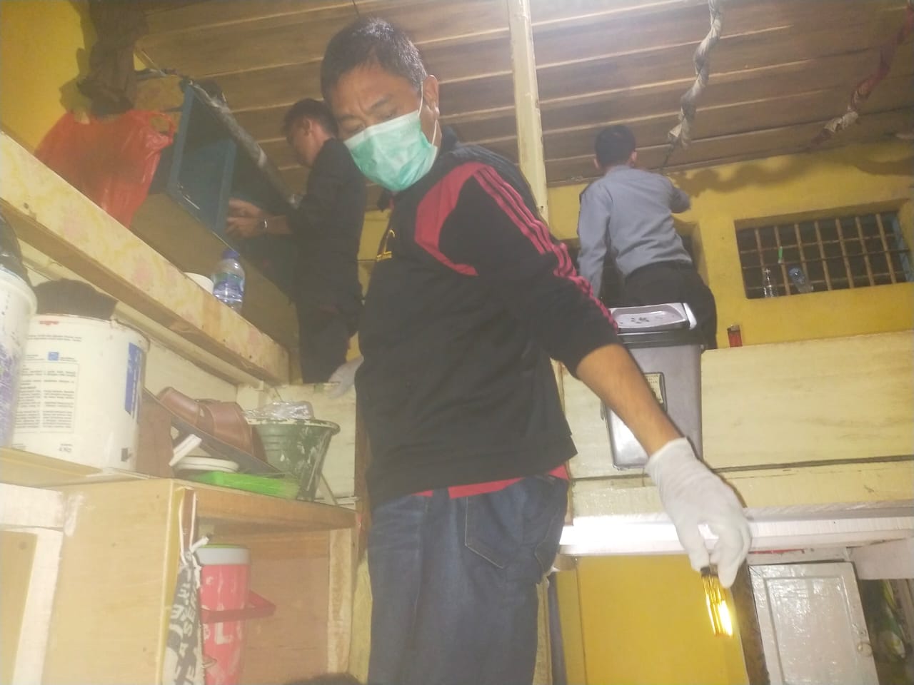 *Kadivpas Pimpin Penggeledahan Insidentil dan Tes Urin WBP Di Lapas Kelas IIA Curup* CURUP - Kanwil Kemenkumham Bengkulu kembali melakukan Penggeledahan Insidentil ke jajaran Unit Pelaksana Teknis Pemasyarakatan. Senin malam (22/4) giliran Lapas Curup yang digeledah oleh tim Satuan Operasional Kepatuhan Internal Pemasyarakatan (Satopspatnal Pas) Kanwil Kemenkumham Bengkulu. Tim yang dipimpin langsung oleh Kepala Divisi Pemasyarakatan (Kadiv Pas) Kanwil Kemenkumham Bengkulu Teguh Wibowo tiba di Lapas pada Pkl.21.30 WIB. Setelah Apel Persiapan, Tim satopspatnal langsung melakukan penggeledahan beberapa blok hunian/Paviliun didampingi oleh Kepala Lapas, Pejabat Struktural, staf, dan Regu Jaga. Kegiatan dimulai pukul 21.45 - 23.30 WIB, target penggeledahan dipilih secara acak di antaranya Paviliun Anggrek, Bougenville, Cempaka, Dahlia, Kasturi, Jasmine, dan Paviliun Irish. Bersamaan dengan kegiatan penggeledahan, dilaksanakan juga Tes urin WBP yang dipilih secara random sampling masing-masing 2 orang per blok yang diinspeksi. Tes urin dibantu oleh tim medis Lapas Kelas IIA Curup. Menurut Kadiv Pas, kegiatan ini dilaksanakan sebagai langkah pencegahan. Tujuannya untuk memastikan bahwa Lapas Kelas IIA Curup bersih dari peredaran narkoba, pungli, uang tunai, handphone, dan barang terlarang lainnya. Kadiv Pas menyampaikan beberapa evaluasi & instruksi terkait hasil penggeledahan & inspeksi di lapangan, diantaranya bahwa dari hasil penggeledahan ditemukan beberapa barang antara lain Bahan metal, pisau cukur, potongan kaca, batu domino, botol parfum, dan paku. Tidak ditemukan barang-barang terlarang yang sangat prinsip khususnya Handphone & Narkoba. Kemudian dari hasil tes urin WBP, dinyatakan semuanya negatif Narkoba. Dalam Inspeksi kali ini, Kadiv Pas menyampaikan instruksi dari Kakanwil Kemenkumham Bengkulu Santosa, agar seluruh Petugas di Lapas Curup senantiasa mengaplikasikan 3 (tiga) kunci Pemasyarakatan maju yaitu: Deteksi dini, pemberantasan Narkoba, dan Sinergi dengan Aparat Penegak Hukum, plus 1 (satu) yaitu “Back to Basic”, agar seluruh program dapat terlaksana dengan baik. Kalapas Curup Ronaldo Devinci disela kegiatan menyampaikan, “Kegiatan ini dapat menjadi salah satu bukti keseriusan kita dalam menciptakan lingkungan Lapas yang lebih aman dan bebas dari potensi ancaman terhadap keamanan dan ketertiban. Tentunya Seluruh Petugas termasuk WBP di Lapas Curup berkomitmen untuk menjalankan hak dan kewajibannya masing-masing demi mencapai tujuan bersama dalam menjaga keamanan dan ketertiban serta perikehidupan yang baik”, tutup Ronaldo. (Humas) #Menkumham Yasona Laoly #Kanwil kemenkumham Bengkulu #Kakanwil:Santosa #Sekjen andap Budhi Revianto