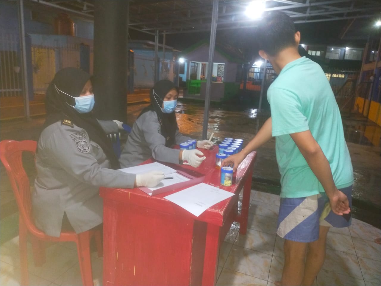 *Kadivpas Pimpin Penggeledahan Insidentil dan Tes Urin WBP Di Lapas Kelas IIA Curup* CURUP - Kanwil Kemenkumham Bengkulu kembali melakukan Penggeledahan Insidentil ke jajaran Unit Pelaksana Teknis Pemasyarakatan. Senin malam (22/4) giliran Lapas Curup yang digeledah oleh tim Satuan Operasional Kepatuhan Internal Pemasyarakatan (Satopspatnal Pas) Kanwil Kemenkumham Bengkulu. Tim yang dipimpin langsung oleh Kepala Divisi Pemasyarakatan (Kadiv Pas) Kanwil Kemenkumham Bengkulu Teguh Wibowo tiba di Lapas pada Pkl.21.30 WIB. Setelah Apel Persiapan, Tim satopspatnal langsung melakukan penggeledahan beberapa blok hunian/Paviliun didampingi oleh Kepala Lapas, Pejabat Struktural, staf, dan Regu Jaga. Kegiatan dimulai pukul 21.45 - 23.30 WIB, target penggeledahan dipilih secara acak di antaranya Paviliun Anggrek, Bougenville, Cempaka, Dahlia, Kasturi, Jasmine, dan Paviliun Irish. Bersamaan dengan kegiatan penggeledahan, dilaksanakan juga Tes urin WBP yang dipilih secara random sampling masing-masing 2 orang per blok yang diinspeksi. Tes urin dibantu oleh tim medis Lapas Kelas IIA Curup. Menurut Kadiv Pas, kegiatan ini dilaksanakan sebagai langkah pencegahan. Tujuannya untuk memastikan bahwa Lapas Kelas IIA Curup bersih dari peredaran narkoba, pungli, uang tunai, handphone, dan barang terlarang lainnya. Kadiv Pas menyampaikan beberapa evaluasi & instruksi terkait hasil penggeledahan & inspeksi di lapangan, diantaranya bahwa dari hasil penggeledahan ditemukan beberapa barang antara lain Bahan metal, pisau cukur, potongan kaca, batu domino, botol parfum, dan paku. Tidak ditemukan barang-barang terlarang yang sangat prinsip khususnya Handphone & Narkoba. Kemudian dari hasil tes urin WBP, dinyatakan semuanya negatif Narkoba. Dalam Inspeksi kali ini, Kadiv Pas menyampaikan instruksi dari Kakanwil Kemenkumham Bengkulu Santosa, agar seluruh Petugas di Lapas Curup senantiasa mengaplikasikan 3 (tiga) kunci Pemasyarakatan maju yaitu: Deteksi dini, pemberantasan Narkoba, dan Sinergi dengan Aparat Penegak Hukum, plus 1 (satu) yaitu “Back to Basic”, agar seluruh program dapat terlaksana dengan baik. Kalapas Curup Ronaldo Devinci disela kegiatan menyampaikan, “Kegiatan ini dapat menjadi salah satu bukti keseriusan kita dalam menciptakan lingkungan Lapas yang lebih aman dan bebas dari potensi ancaman terhadap keamanan dan ketertiban. Tentunya Seluruh Petugas termasuk WBP di Lapas Curup berkomitmen untuk menjalankan hak dan kewajibannya masing-masing demi mencapai tujuan bersama dalam menjaga keamanan dan ketertiban serta perikehidupan yang baik”, tutup Ronaldo. (Humas) #Menkumham Yasona Laoly #Kanwil kemenkumham Bengkulu #Kakanwil:Santosa #Sekjen andap Budhi Revianto
