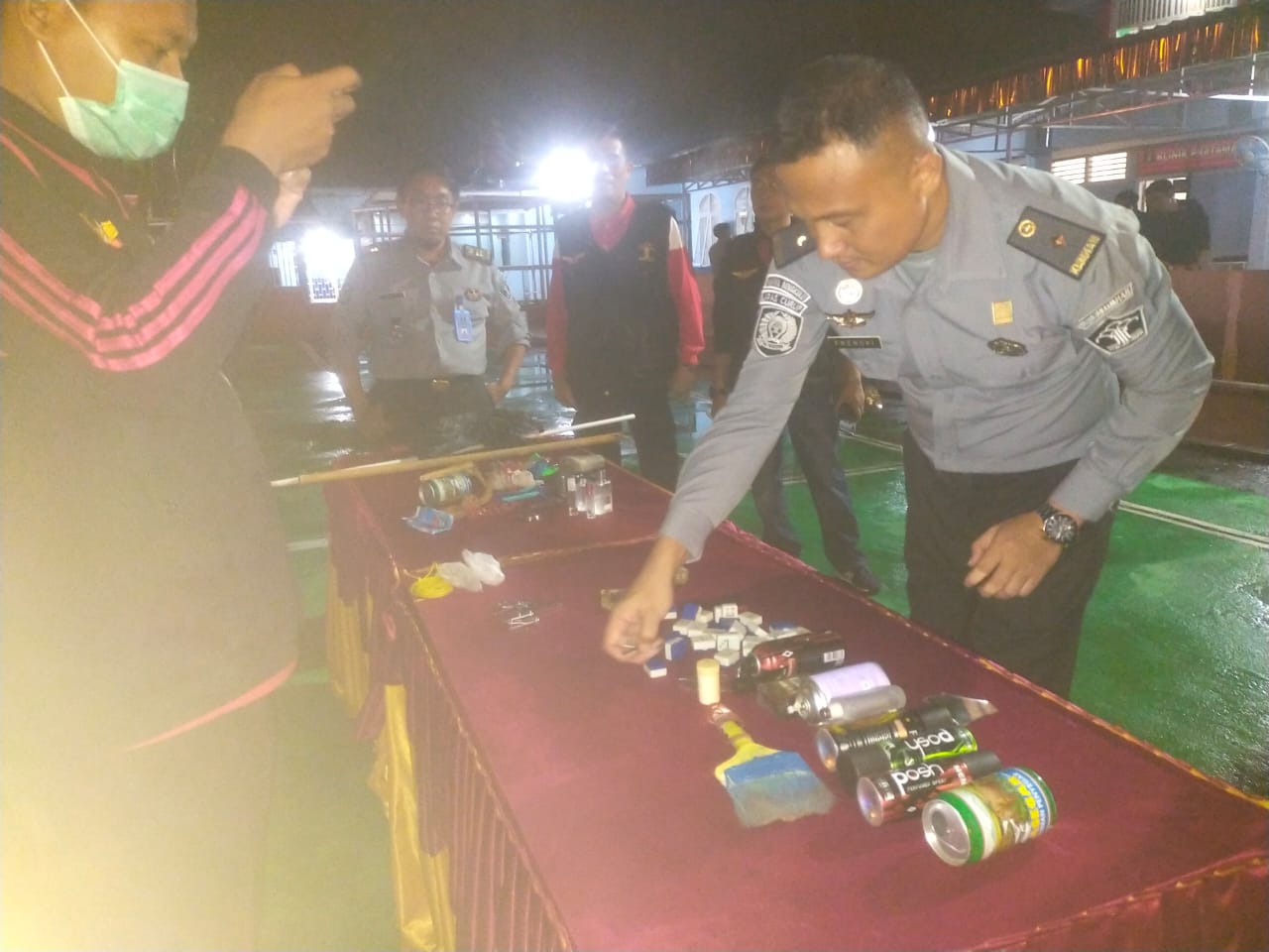 *Kadivpas Pimpin Penggeledahan Insidentil dan Tes Urin WBP Di Lapas Kelas IIA Curup* CURUP - Kanwil Kemenkumham Bengkulu kembali melakukan Penggeledahan Insidentil ke jajaran Unit Pelaksana Teknis Pemasyarakatan. Senin malam (22/4) giliran Lapas Curup yang digeledah oleh tim Satuan Operasional Kepatuhan Internal Pemasyarakatan (Satopspatnal Pas) Kanwil Kemenkumham Bengkulu. Tim yang dipimpin langsung oleh Kepala Divisi Pemasyarakatan (Kadiv Pas) Kanwil Kemenkumham Bengkulu Teguh Wibowo tiba di Lapas pada Pkl.21.30 WIB. Setelah Apel Persiapan, Tim satopspatnal langsung melakukan penggeledahan beberapa blok hunian/Paviliun didampingi oleh Kepala Lapas, Pejabat Struktural, staf, dan Regu Jaga. Kegiatan dimulai pukul 21.45 - 23.30 WIB, target penggeledahan dipilih secara acak di antaranya Paviliun Anggrek, Bougenville, Cempaka, Dahlia, Kasturi, Jasmine, dan Paviliun Irish. Bersamaan dengan kegiatan penggeledahan, dilaksanakan juga Tes urin WBP yang dipilih secara random sampling masing-masing 2 orang per blok yang diinspeksi. Tes urin dibantu oleh tim medis Lapas Kelas IIA Curup. Menurut Kadiv Pas, kegiatan ini dilaksanakan sebagai langkah pencegahan. Tujuannya untuk memastikan bahwa Lapas Kelas IIA Curup bersih dari peredaran narkoba, pungli, uang tunai, handphone, dan barang terlarang lainnya. Kadiv Pas menyampaikan beberapa evaluasi & instruksi terkait hasil penggeledahan & inspeksi di lapangan, diantaranya bahwa dari hasil penggeledahan ditemukan beberapa barang antara lain Bahan metal, pisau cukur, potongan kaca, batu domino, botol parfum, dan paku. Tidak ditemukan barang-barang terlarang yang sangat prinsip khususnya Handphone & Narkoba. Kemudian dari hasil tes urin WBP, dinyatakan semuanya negatif Narkoba. Dalam Inspeksi kali ini, Kadiv Pas menyampaikan instruksi dari Kakanwil Kemenkumham Bengkulu Santosa, agar seluruh Petugas di Lapas Curup senantiasa mengaplikasikan 3 (tiga) kunci Pemasyarakatan maju yaitu: Deteksi dini, pemberantasan Narkoba, dan Sinergi dengan Aparat Penegak Hukum, plus 1 (satu) yaitu “Back to Basic”, agar seluruh program dapat terlaksana dengan baik. Kalapas Curup Ronaldo Devinci disela kegiatan menyampaikan, “Kegiatan ini dapat menjadi salah satu bukti keseriusan kita dalam menciptakan lingkungan Lapas yang lebih aman dan bebas dari potensi ancaman terhadap keamanan dan ketertiban. Tentunya Seluruh Petugas termasuk WBP di Lapas Curup berkomitmen untuk menjalankan hak dan kewajibannya masing-masing demi mencapai tujuan bersama dalam menjaga keamanan dan ketertiban serta perikehidupan yang baik”, tutup Ronaldo. (Humas) #Menkumham Yasona Laoly #Kanwil kemenkumham Bengkulu #Kakanwil:Santosa #Sekjen andap Budhi Revianto