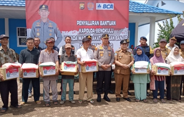 Kapolda Bengkulu, Tinjau Lokasi Banjir Dan Saluran Bantuan Di Kabupaten Lebong