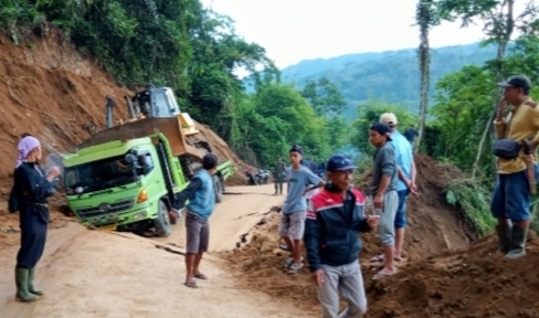 Truk Bertonase Berat Terperosok Jalan Provinsi Ambles di Lebong