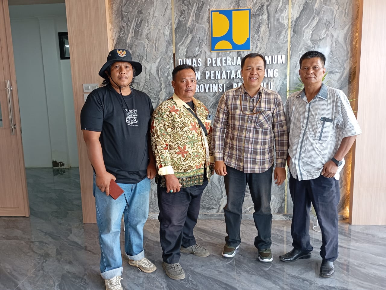 “Kami berharap pihak PUPR Provinsi Bengkulu segera melakukan penghentian sementara semua kegiatan pembangunan proyek dilokasi sengketa itu sebelum adanya titik temu kesepakatan dengan pihak pemberi kuasa pada kami, mengingat dari dokumen kepemilikan tanah lokasi pembangunan berpedoman pada sertifikat tanah yang ada pihak pemberi kuasa pada kami terbit pada 27 April 1976 sementara informasi yang kami terima oknum yang telah membuat kembali sertifikat pada tanah tersebut pada tahun 1997 dan itu sudah dijual belikan pada dinas PUPR Provinsi Bengkulu dan terjadilah pembangunan proyek yang kini masih bersengketa,” ungkap Aprin. Sementara dari Kasubag PUPR Provinsi Bengkulu Nazilaidin mengatakan "Kami menerima langsung surat resmi dari Tim masyarakat penerima kuasa yang diketuai oleh Aprin Taskan Yanto dan ini segera kami naikan ke atasan dalam hal ini Kepala Dinas PUPR Provinsi Bengkulu agar laporan ini segera mendapatkan tindaklanjut yang cepat, dan nanti nya surat ini akan turun lagi ke kami "pungkas Nazilaidin. (rls)