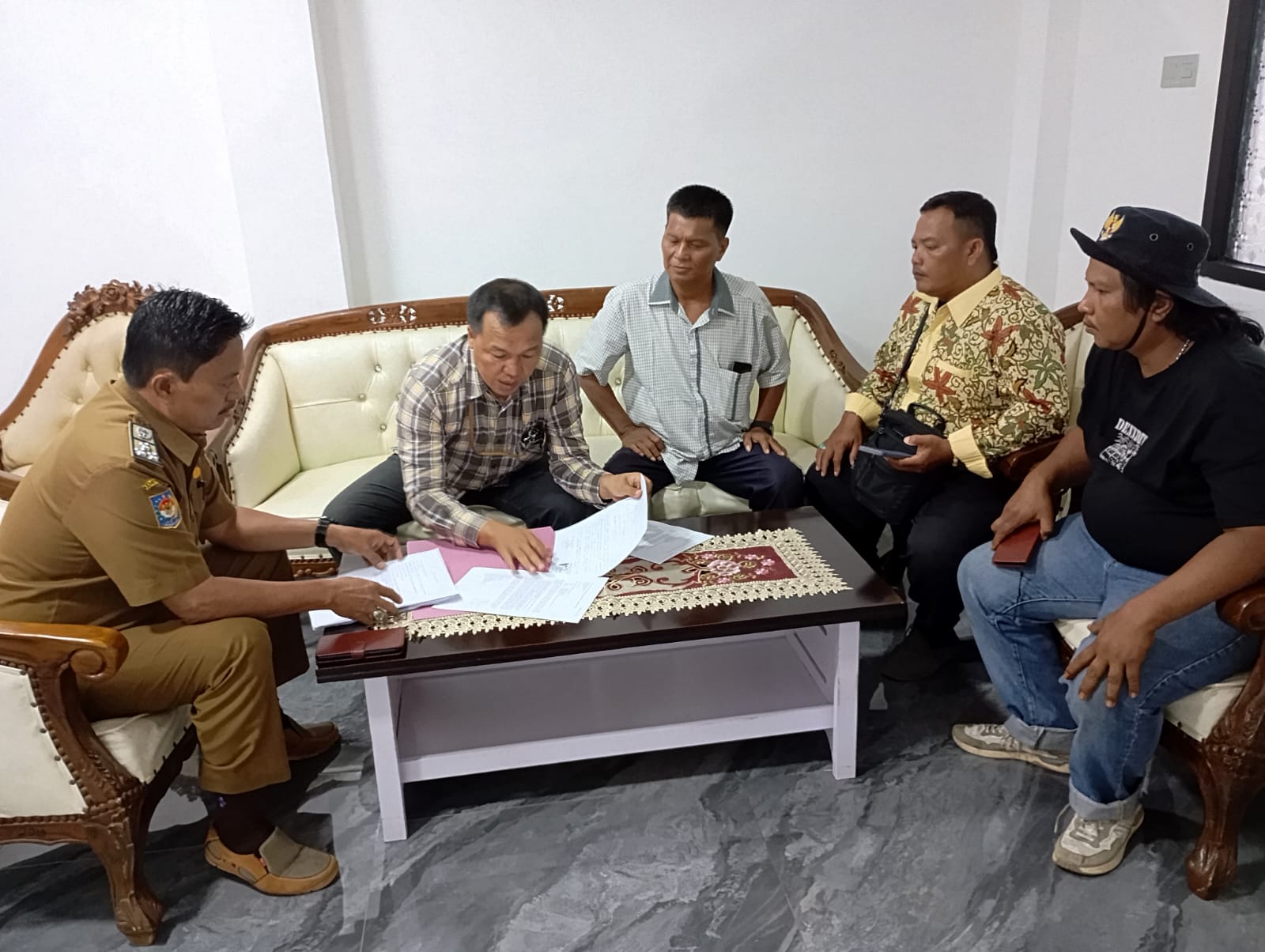 “Kami berharap pihak PUPR Provinsi Bengkulu segera melakukan penghentian sementara semua kegiatan pembangunan proyek dilokasi sengketa itu sebelum adanya titik temu kesepakatan dengan pihak pemberi kuasa pada kami, mengingat dari dokumen kepemilikan tanah lokasi pembangunan berpedoman pada sertifikat tanah yang ada pihak pemberi kuasa pada kami terbit pada 27 April 1976 sementara informasi yang kami terima oknum yang telah membuat kembali sertifikat pada tanah tersebut pada tahun 1997 dan itu sudah dijual belikan pada dinas PUPR Provinsi Bengkulu dan terjadilah pembangunan proyek yang kini masih bersengketa,” ungkap Aprin. Sementara dari Kasubag PUPR Provinsi Bengkulu Nazilaidin mengatakan "Kami menerima langsung surat resmi dari Tim masyarakat penerima kuasa yang diketuai oleh Aprin Taskan Yanto dan ini segera kami naikan ke atasan dalam hal ini Kepala Dinas PUPR Provinsi Bengkulu agar laporan ini segera mendapatkan tindaklanjut yang cepat, dan nanti nya surat ini akan turun lagi ke kami "pungkas Nazilaidin. (rls)