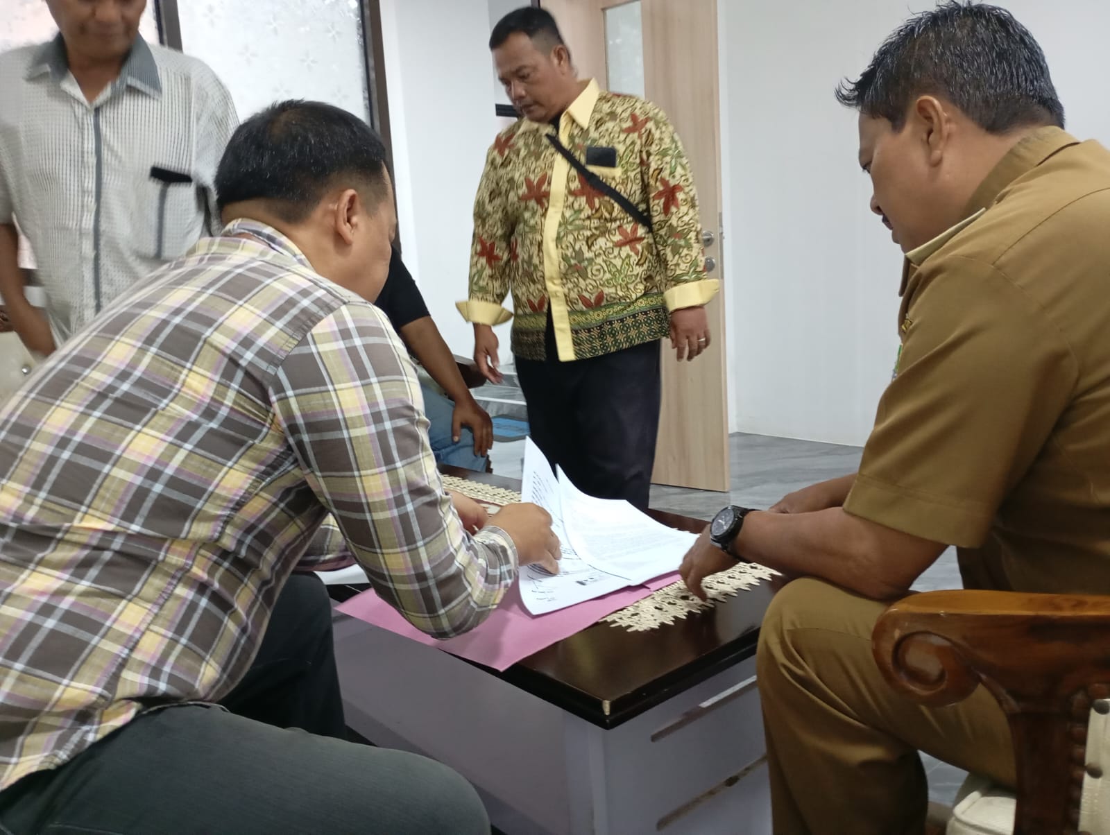 “Kami berharap pihak PUPR Provinsi Bengkulu segera melakukan penghentian sementara semua kegiatan pembangunan proyek dilokasi sengketa itu sebelum adanya titik temu kesepakatan dengan pihak pemberi kuasa pada kami, mengingat dari dokumen kepemilikan tanah lokasi pembangunan berpedoman pada sertifikat tanah yang ada pihak pemberi kuasa pada kami terbit pada 27 April 1976 sementara informasi yang kami terima oknum yang telah membuat kembali sertifikat pada tanah tersebut pada tahun 1997 dan itu sudah dijual belikan pada dinas PUPR Provinsi Bengkulu dan terjadilah pembangunan proyek yang kini masih bersengketa,” ungkap Aprin. Sementara dari Kasubag PUPR Provinsi Bengkulu Nazilaidin mengatakan "Kami menerima langsung surat resmi dari Tim masyarakat penerima kuasa yang diketuai oleh Aprin Taskan Yanto dan ini segera kami naikan ke atasan dalam hal ini Kepala Dinas PUPR Provinsi Bengkulu agar laporan ini segera mendapatkan tindaklanjut yang cepat, dan nanti nya surat ini akan turun lagi ke kami "pungkas Nazilaidin. (rls)