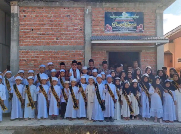 Wako Ahmadi Resmikan Rumah Tahfiz Darul Qur'an Desa Koto Padang  Progresif lines Com - SUNGAI PENUH - Walikota Sungai Penuh Drs. Ahmadi Zubir, MM Meresmikan Rumah Tahfiz Darul Qur'an dan penyerahan sertifikat penghargaan siswa -siswi tahfiz yang telah menyelesaikan Tahfidzul Qur'an Juz 30 dan Juz 1 Desa Koto Padang Kecamatan Tanah Kampung. Sabtu (21/9/24)  Kedatangan Wako Ahmadi beserta rombongan di Desa Kota Padang disambut dengan sholawat oleh siswa-siswi tahfidz.  Wako Ahmadi mengucapkan terimakasih yang sebesar-besarnya kepada semua pihak yang telah berkontribusi dalam proses pembangunan Rumah Tahfiz Darul Qur'an Desa Koto Padang Kecamatan Tanah Kampung.  " Semoga dengan kehadiran rumah Tahfiz ini nantinya semakin banyak membawa manfaat bagi masyarakat koto Padang dalam mencetak generasi islam yang Qur'ani, beriman, berilmu dan berkarakter. " Ujarnya  Wako Ahmadi juga mengatakan Kehadiran rumah Tahfiz ini merupakan salah satu wujud dukungan terhadap program pemerintah untuk mendirikan rumah tahfiz disetiap kecamatan bahkan desa dalam kota Sungai Penuh.  Dengan adanya program ini semoga dapat memotivasi bagi generasi muda untuk terus belajar, berkarya, dan maju menggapai masa depan yang lebih baik.  " Mudah-mudahan rumah tahfiz ini dapat menjadi mitra pemerintah untuk bersama-sama kita membangun dan membina generasi muda agar kelak menjadi generasi Qur'ani yang berkarakter" Tutup Wako Ahmadi.(Stn).