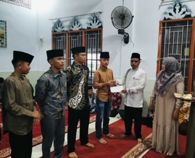 Kades Koto Baru,Jon Afrizal Berikan Santunan Anak Yatim Piatu Dari Gajinya
