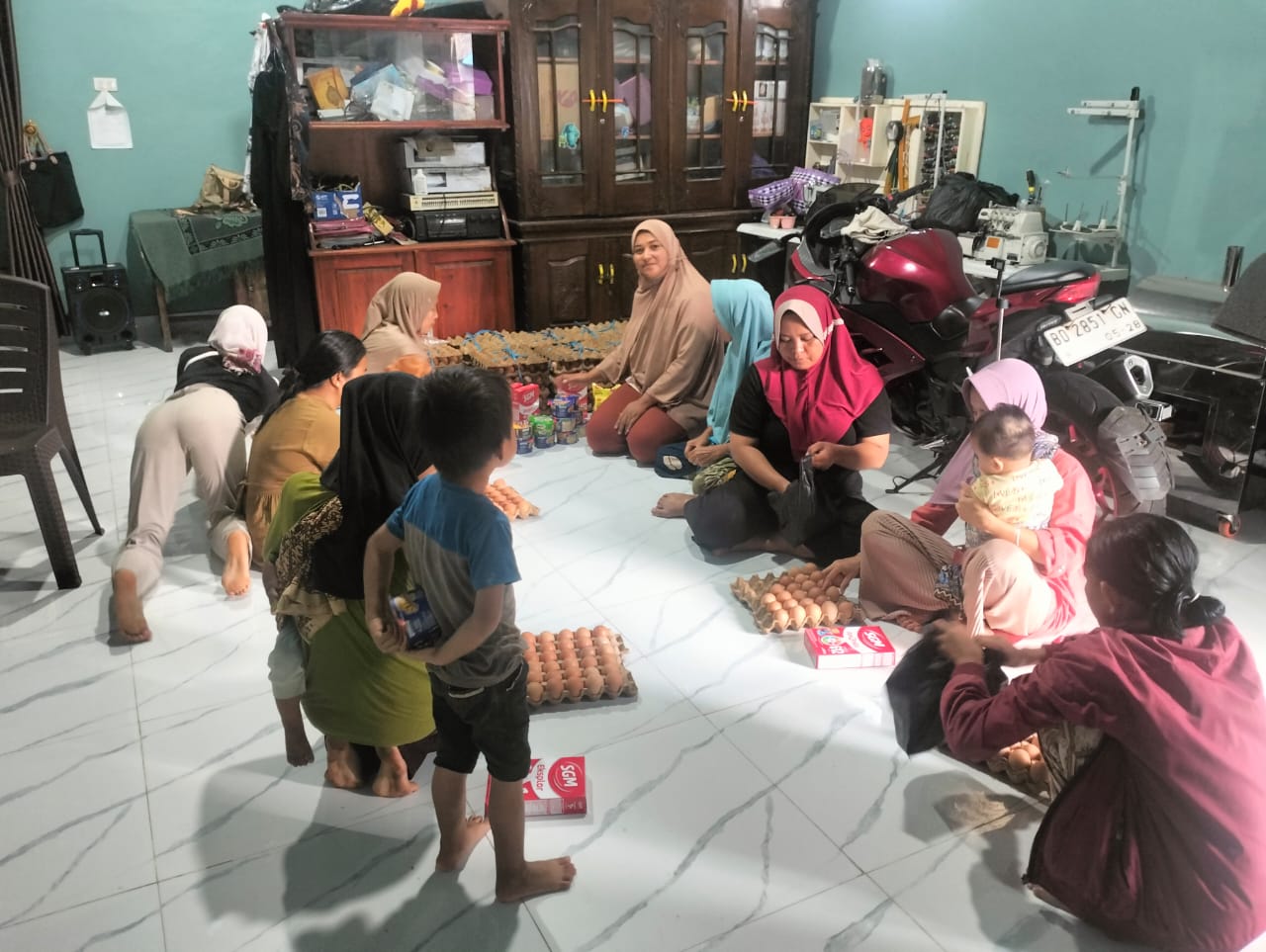 Pembagian Makanan Tambahan untuk Pencegahan Stunting di Desa pagar Agung
