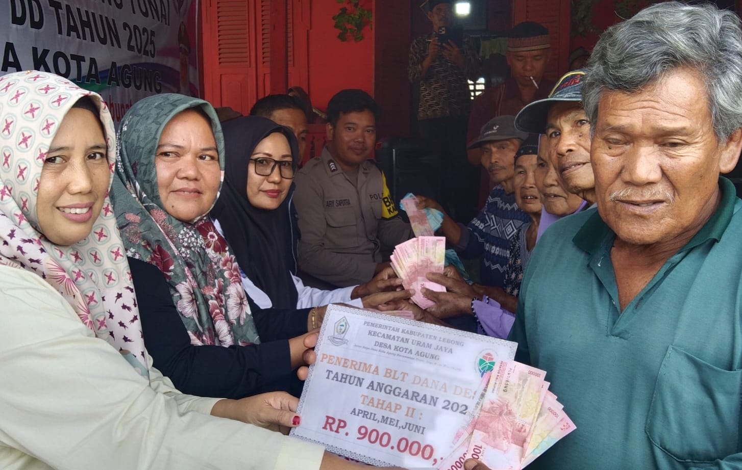 38 KPM Warga Desa Kota Agung Kembali Terima BLT DD