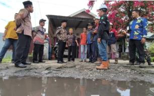 Bupati Kepahiang Bersama Sekda Dan Kadis PUPR Tinjau Lokasi Banjir Jalan Pasar Ujung